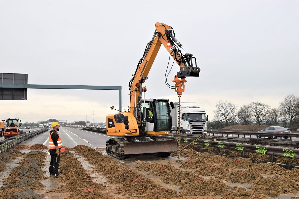 Bohrlochsondierung am Wiesbadener Kreuz mit Sprenggeschütztem Bagger.