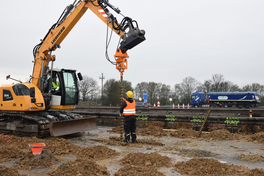 Bohrlochsondierung bei einem Straßenbauprojekt mit unseren eigenen Baggern.